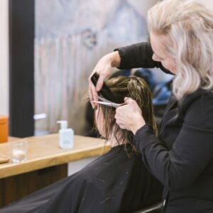 Haarbehandeling bij Damn Good Hair kapsalon in Vijfhuizen