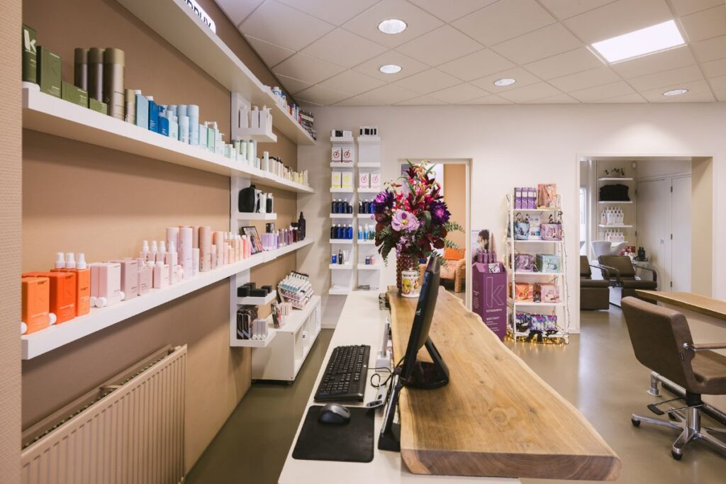 Interieur van kapsalon Damn Good Hair in Vijfhuizen